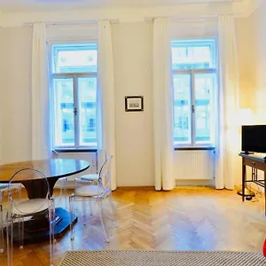 Apartment Beautiful Viennese Flat In The Centre, Wien