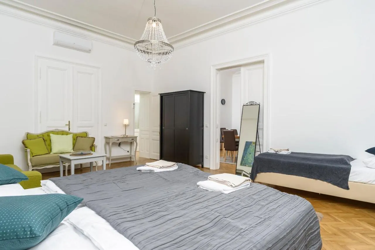 Апартаменты Senator Suite Stephansplatz By Ichbucheat