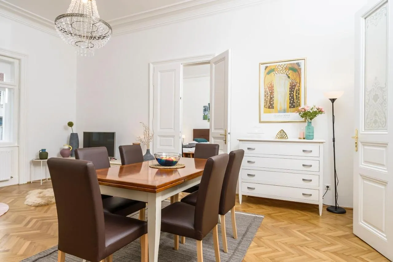 Apartment Senator Suite Stephansplatz By Ichbucheat Vienna