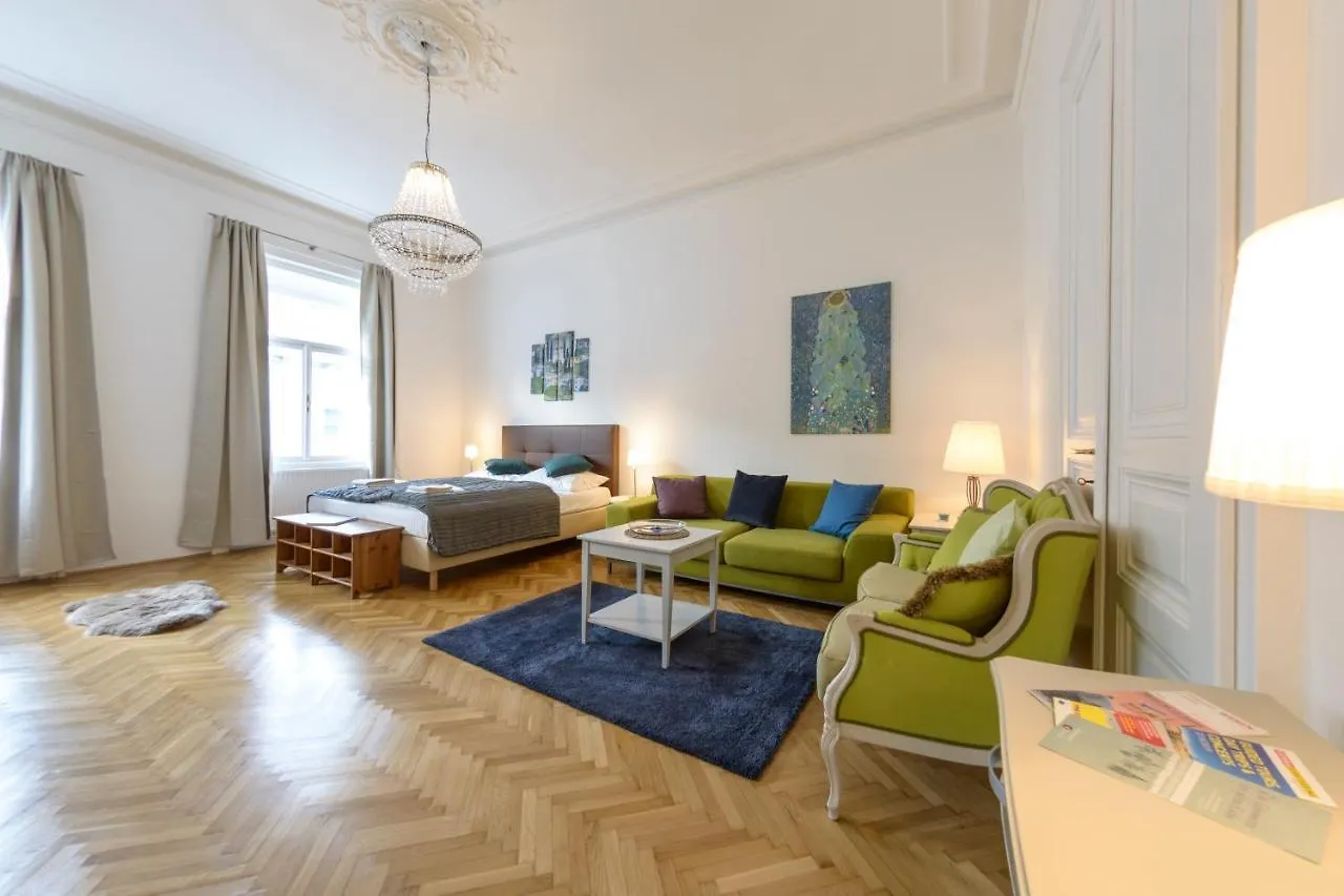 Senator Suite Stephansplatz By Ichbucheat