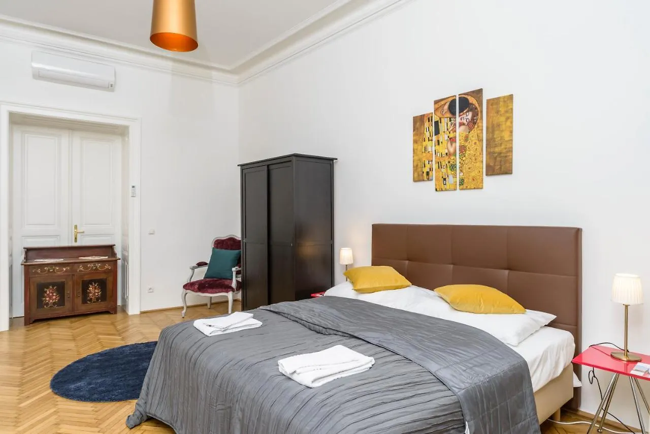 Senator Suite Stephansplatz By Ichbucheat