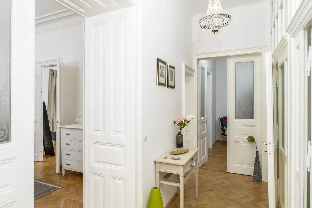 Апартаменты Senator Suite Stephansplatz By Ichbucheat