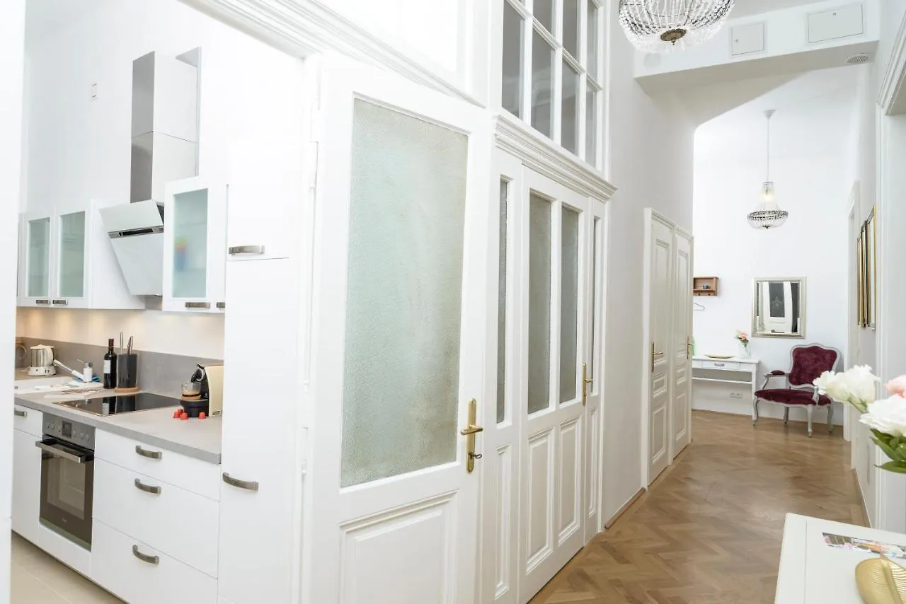 Senator Suite Stephansplatz By Ichbucheat Vienna 0*,