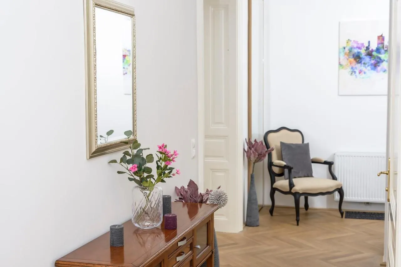 Senator Suite Stephansplatz By Ichbucheat Viena Apartament